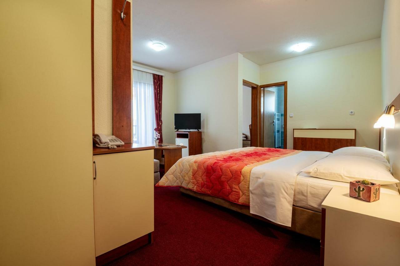 HOTEL ADRIA, Neum